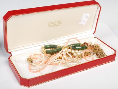 Lot 81 - A collection of costume jewellery to include a...