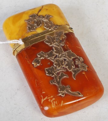 Lot 89 - An antique yellow metal mounted amber cheroot...