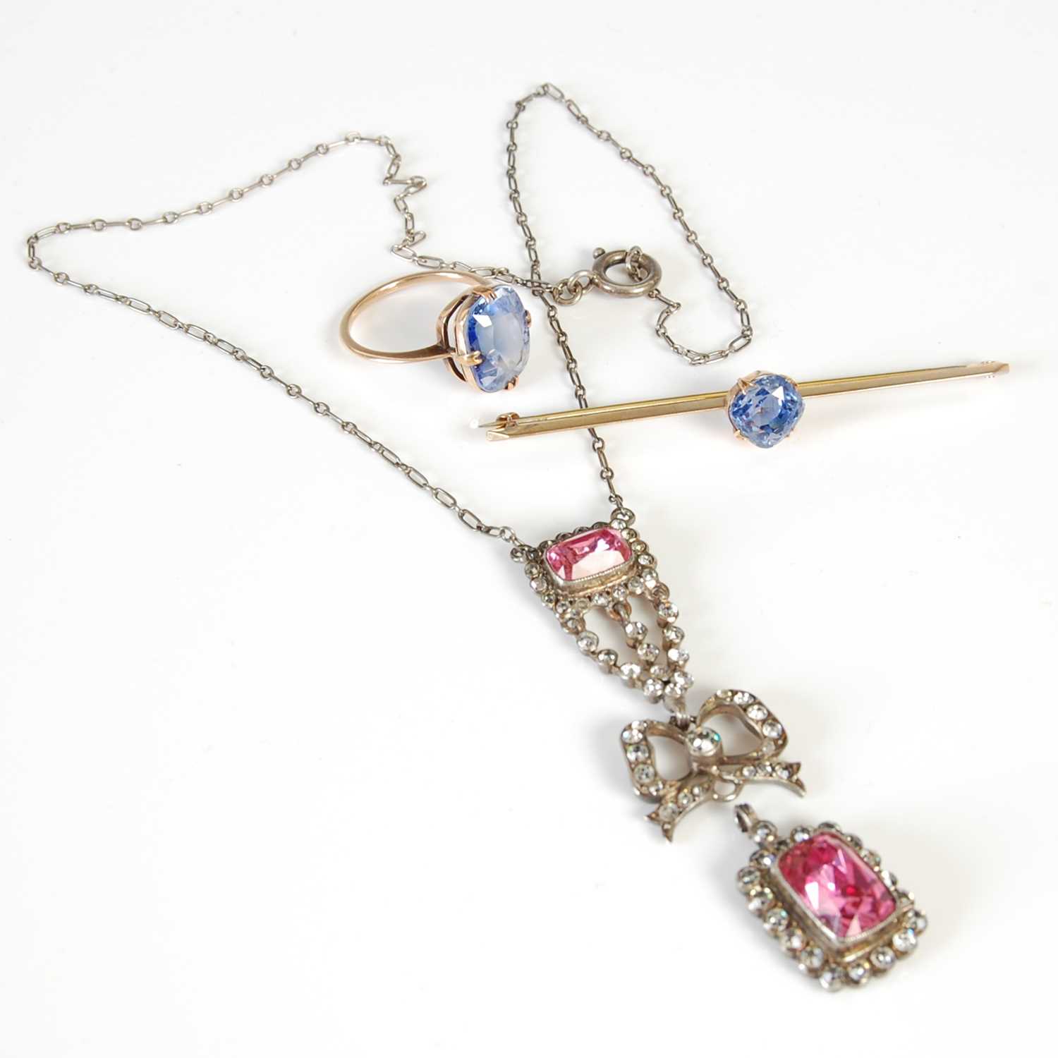 Lot 450 - A collection of jewellery, to include a yellow...