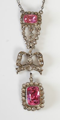 Lot 450 - A collection of jewellery, to include a yellow...