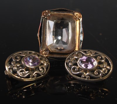 Lot 38 - A yellow and white metal single stone dress...