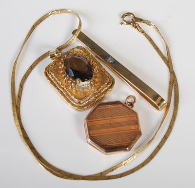 Lot 251 - A group of 9ct gold jewellery to include a tie...