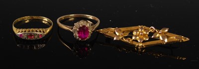 Lot 50 - A vintage 9ct gold lozenge shaped brooch...