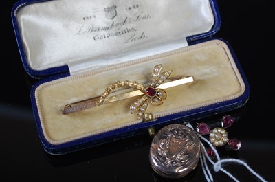 Lot 57 - A group of yellow metal jewellery to include a...