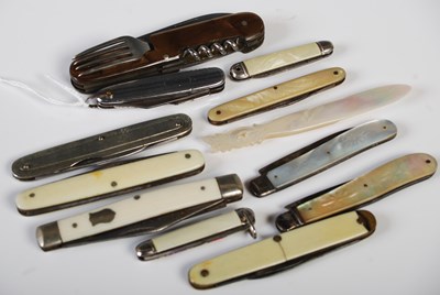 Lot 79 - A collection of eleven assorted vintage...