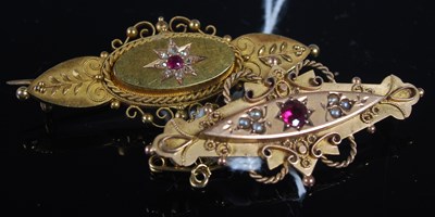 Lot 74 - Two pieces of jewellery to include a late...