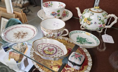 Lot 11 - A collection of assorted ceramics to include a...