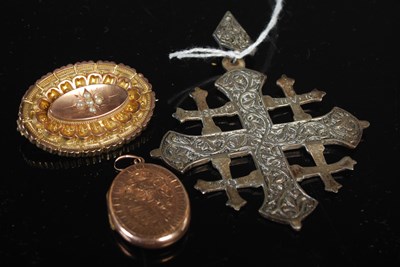 Lot 26 - A 9ct gold oval brooch with seed pearl...