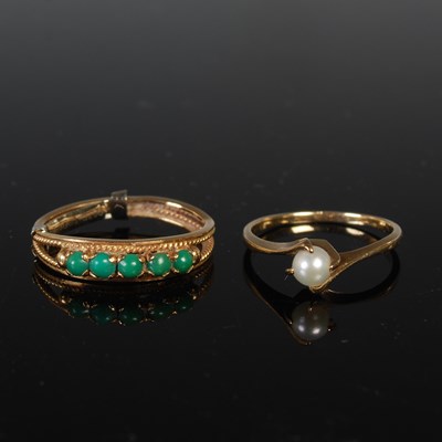 Lot 46 - A yellow metal and green cabochon stone dress...
