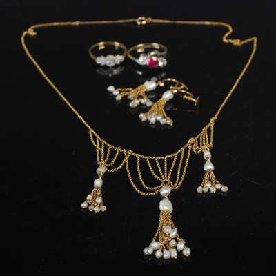 Lot 63 - A collection of jewellery to include a 9ct...