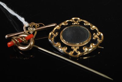 Lot 65 - A group of jewellery to include a Victorian...