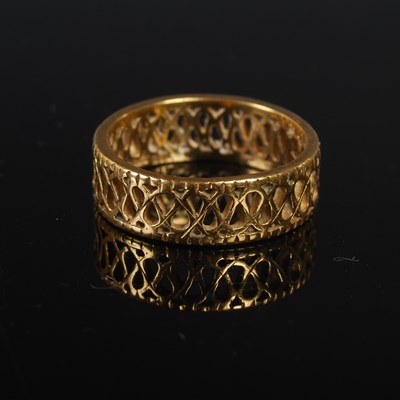 Lot 89 - An unmarked high carat yellow metal ring of...