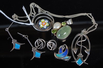 Lot 208 - A collection of assorted silver and white...